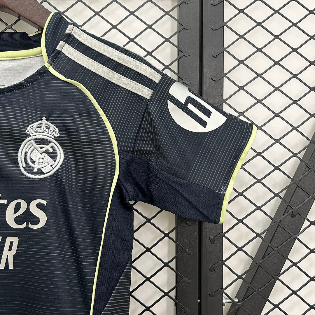Kit Niños Real Madrid 25/26 Visitante