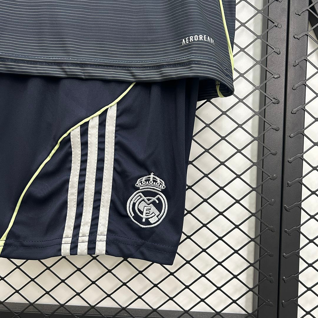 Kit Niños Real Madrid 25/26 Visitante