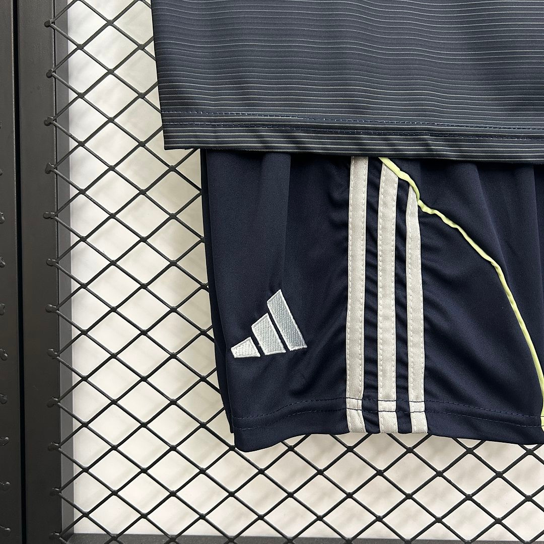 Kit Niños Real Madrid 25/26 Visitante