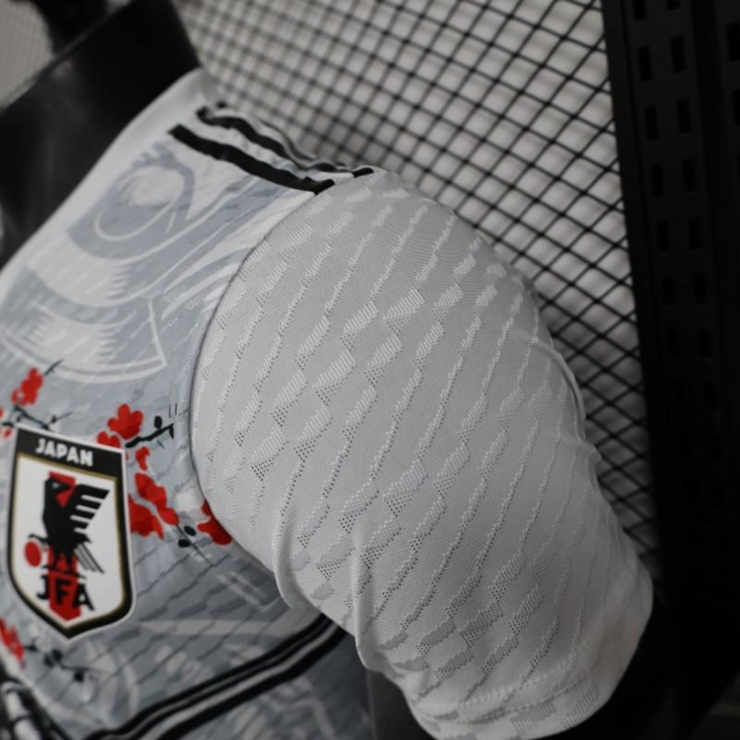 Camiseta Japón 2025 White Samurai & Cherry Blosom Edition