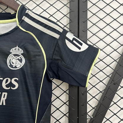 Kit Niños Real Madrid 25/26 Visitante